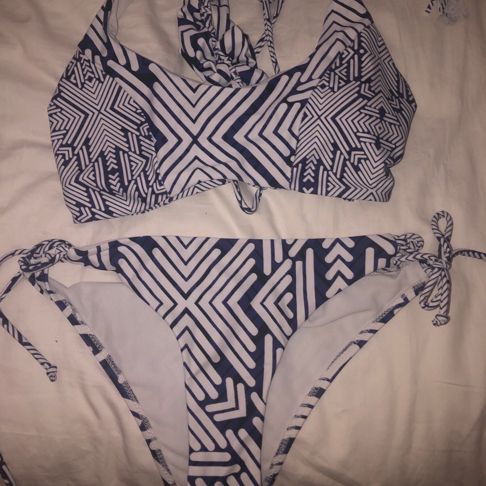 Bikini - Picture 2 of 2